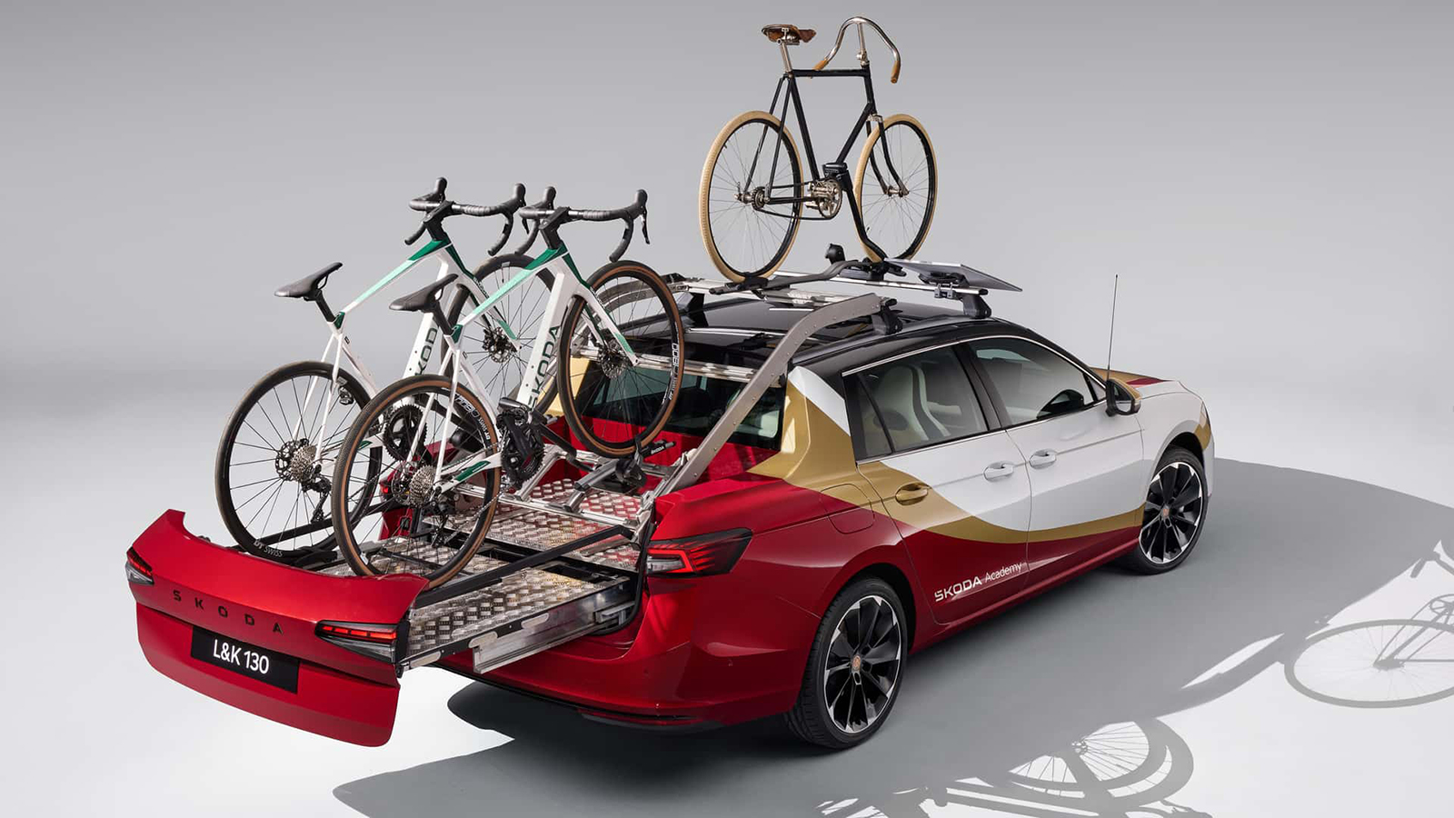 Το Skoda Superb έγινε Pick-up με περίεργη πίσω πόρτα!